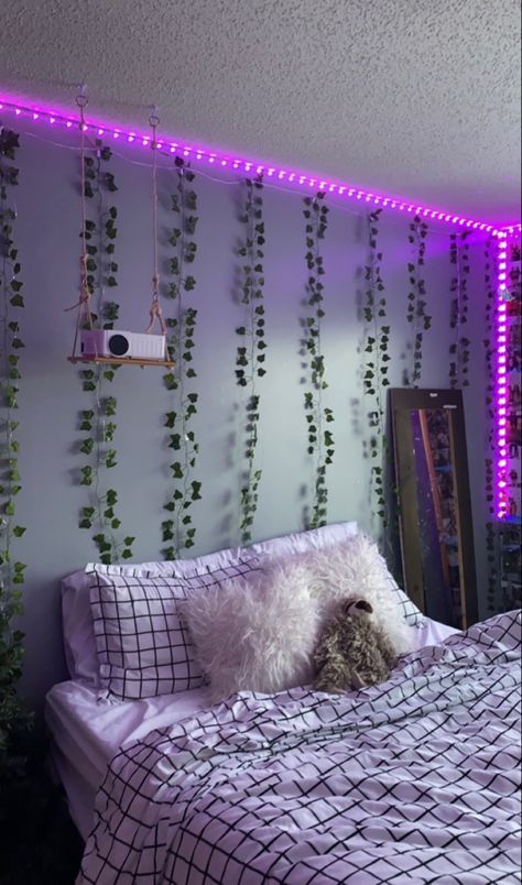 plain vines Vines In Bedroom, Bedroom Inspirations Diy, Vines Bedroom, Declutter Room, Artistic Bedroom, Hype Beast Bedroom, Aesthetic Bedroom Design, Lilac Bedroom, Black Room Decor