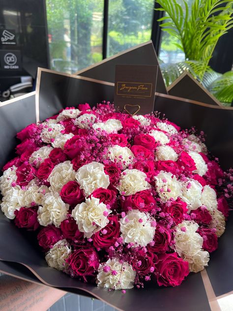 Luxury Flowers Roses, Flower Bouquet Luxury, Large Bouquet Of Flowers Aesthetic, Big Flower Bouquet Aesthetic, Big Bouquet Of Roses Birthday, Huge Bouquet Of Flowers Aesthetic, Luxury Flower Arrangement, Trending Summer Nails, Luxury Bouquet