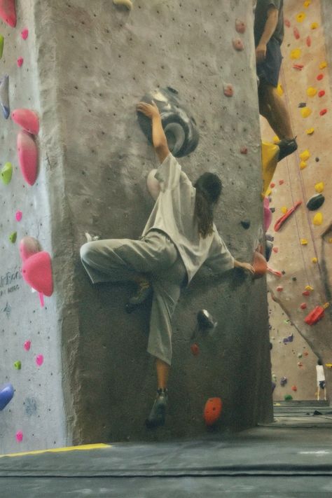 Womens Climbing Outfit, Cute Climbing Outfit, Climber Girl Aesthetic, Indoor Bouldering Aesthetic, Rock Climbing Aesthetic Outfit, Climbing Gym Aesthetic, Indoor Rock Climbing Aesthetic, Brooke Raboutou, Indoor Rock Climbing Outfit