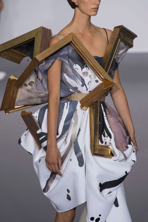 Sculpture Fashion, Haute Couture Details, Sculptural Fashion, Geometric Fashion, Paper Fashion, Conceptual Fashion, Gareth Pugh, Viktor Rolf, Couture Mode