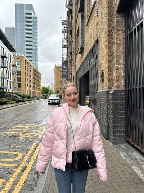 Puffer Jacket Outfit Pink, Winter Outfits Pink Jacket, Pink Puffer Coat Outfit, Pink Puffer Jacket Outfit Winter, How To Style Pink Puffer Jacket, Outfits With Pink Jacket, Pink Puffy Jacket Outfit, Pink Parka Outfit, Pink Puffer Jacket Outfit Aesthetic