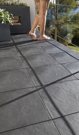 Faciles à poser, sur une terrasse ou sur un balcon : des dalles clipsables - 20 beaux carrelages pour une terrasse design - CôtéMaison.fr Outdoor Tile Patio, Balcony Tiles, Terrace Tiles, Easy Patio, Terrasse Design, Terrace Floor, Concrete Patios, Porch Tile, Exterior Tiles