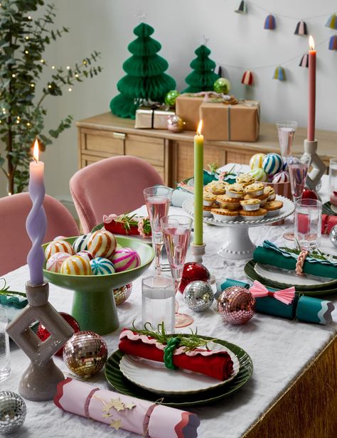 Christmas Table Colourful, Eclectic Christmas Table Setting, Pink Green Table Setting, Bright Christmas Table Setting, Pink Red Christmas Table, Green And Pink Table Setting, Pink And Red Christmas Table, Christmas Table Green, Colourful Christmas Table