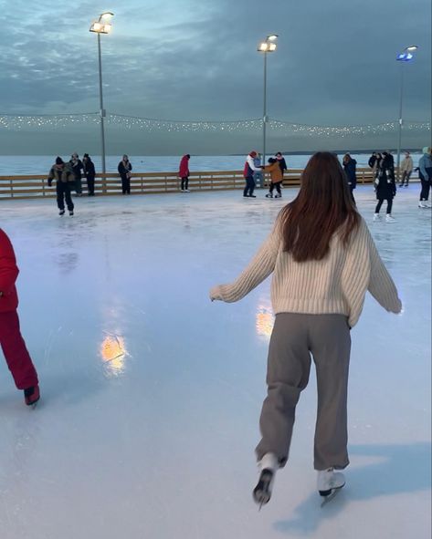 Snow Trip With Friends, Ice Skating Inspo Pics, Cute Winter Pictures For Instagram, I’ve Skating Aesthetic, Ice Skating Aesthetic Pictures, Ice Rink Outfit, Ive Skating, Ice Skating Instagram Pictures, I’ve Skating