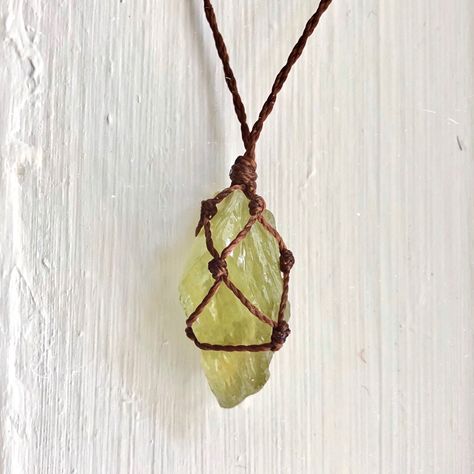 Adjustable Necklace Ft. A Natural Green Calcite (1.5” Long) Mixed With Light Green & Yellow Hues Wrapped In A Brown Waxed Polyester Twisted Thread. : Adjustable Knot! (Opens Up To 27") #: Handmade Necklace Healing Crystals Jewelry Metaphysical Stones Gemstones Rocks Reiki Energy Meditation Yoga Protection Earthcore Witchy Wicca Magick Occult Oddities Tarot Slytherin Hobbit Elf Handmade Bracelet Boho Romantic Goth Fairy Grunge Jewelry Gypsy Stackable Bracelet Dainty Minimalist 90s Y2k 2000s Vinta Green And Brown Accessories, Goblin Core Trinkets, Gremlincore Accessories, Brown Crystal Necklace, Elf Jewelry Necklace, Forest Witch Jewelry, Goblin Core Accessories, Earthy Beaded Jewelry, Earthy Girl Jewelry