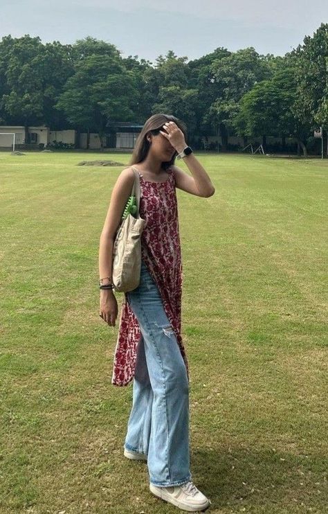 Kurti With Jeans And Sneakers, Kurtis Jeans Outfit, Kurtis And Jeans Outfit, Indian Aesthetic Outfit Casual, Poses In Kurti And Jeans, Kurti Jeans Outfit Casual, Indian College Aesthetic, Kurtis Aesthetic, Aesthetic Kurti Outfits