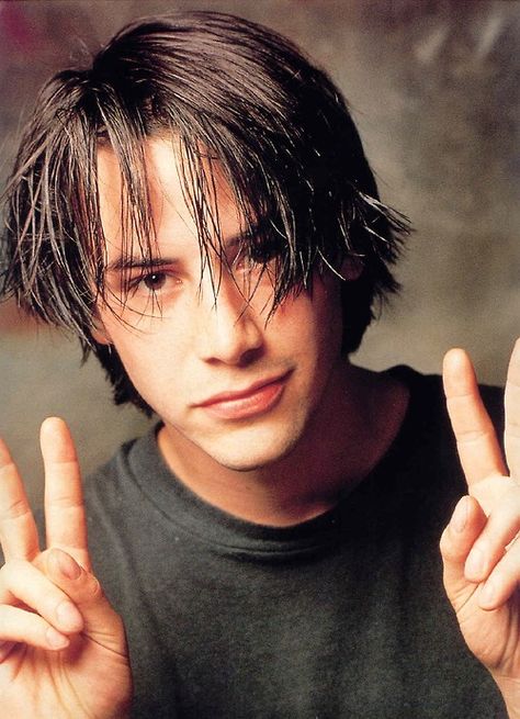 the real 90's Keanu Reeves Young, 90s Men, Keanu Charles Reeves, The Boogeyman, Keanu Reeves, Celebrity Crush, Movie Stars, A Black, Mens Hairstyles