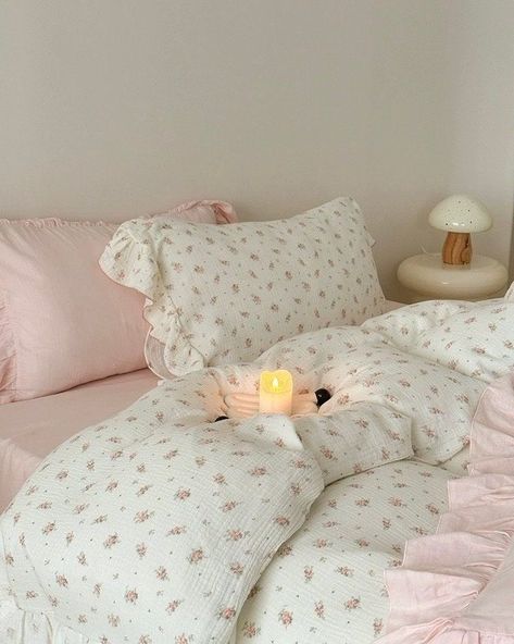 Pink Comforter Aesthetic, Pink Floral Bedding Aesthetic, Pink Double Bed, Vintage Bed Set, Pink Flower Bedding, Pink Flower Sheets, Flower Bedding Aesthetic, Room Inspo Aesthetic Pink, Cute Bed Sheets Aesthetic