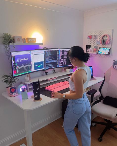 Tech Girl, Tech Aesthetic, Work Office Decor, Office Room Decor, Computer Room, Gaming Room Setup, Cute Room Ideas, Studio Room, Gamer Room