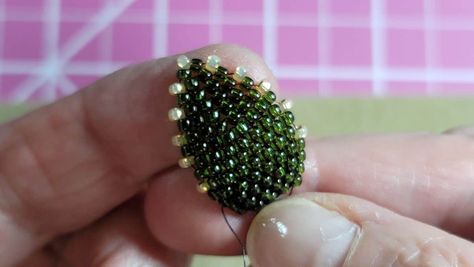 Seed Bead Leaf Tutorial, Seed Bead Leaf Pattern, Bead Alphabet, Beaded Leaves, Seed Bead Bracelets Tutorials, Alphabet Patterns, Beaded Flowers Patterns, Seed Bead Flowers, Beadwork Tutorial