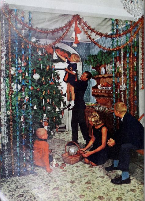 Colorful & creative retro Christmas decor from the 60s & 70s 6 Vintage Christmas Party, Vintage Christmas Photos, Retro Christmas Decorations, Kitsch Christmas, Merry Christmas Eve, Mid Century Christmas, Christmas Inspo, Old Christmas, Christmas Photoshoot