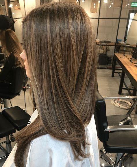 Balayage Straight Hair, Rambut Brunette, Black Hair Balayage, Honey Brown Hair, Brown Hair Looks, Brown Hair Inspo, Brunette Hair With Highlights, Hair Streaks, Dark Hair With Highlights