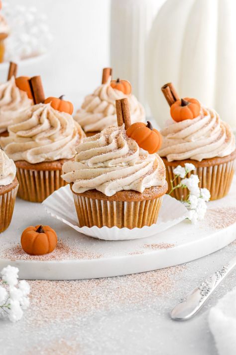 If Fall could have a favorite cupcake, it would be these oh-so delicious Pumpkin Cupcakes with Spiced Buttercream Frosting! Easy to make, tender, moist, and full of pumpkin flavor. The best part? These cupcakes are ready in less than an hour! Pumpkin Cupcakes Easy, Amazing Thanksgiving Desserts, Chai Latte Cupcakes, Pumpkin Chai Latte, Pumpkin Cupcake Recipes, Spiced Buttercream, Bakers Table, Fall Cupcakes, Pumpkin Chai