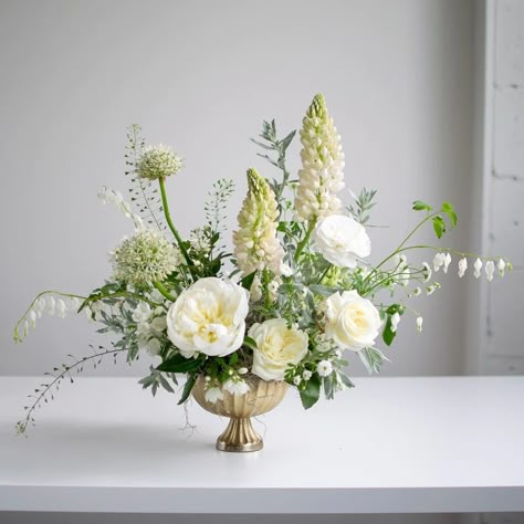 Candelabra Flowers, Vintage Flower Arrangements, Floral Designs Arrangements, Valentine's Day Flowers, The Most Beautiful Flowers, White Flower Arrangements, Dream Wedding Decorations, Flower School, Flower Vase Arrangements