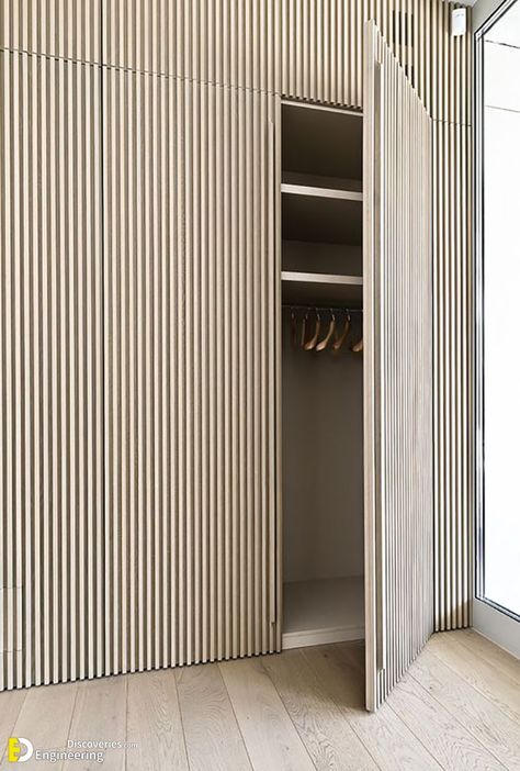 41+ Invisible Eye Catching Interior Doors - Engineering Discoveries Slat Wall Wardrobe, Flat Panel Closet Doors, Fluted Wardrobe, Fluted Door, Ideas Armario, Office Wardrobe, Storage Wall, Bedroom Closet Design, Entry Way Design