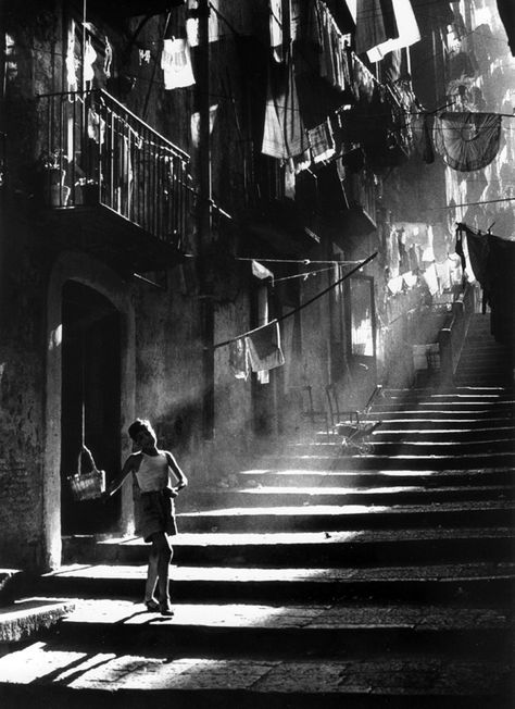 Napoli © Piergiorgio Branzi Piergiorgio Branzi, Vintage Foto's, Light Rays, Foto Vintage, Foto Art, White Picture, Jolie Photo, Black White Photos, Street Photo