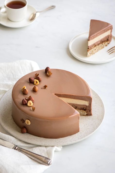 Ice Cream Party Cake, Hazelnut Dessert, Minuman Starbucks, Mousse Cake Recipe, Chocolate Mousse Cake, Cake Decorating Designs, Coffee Cake Recipes, Pastry Desserts, Funnel Cake