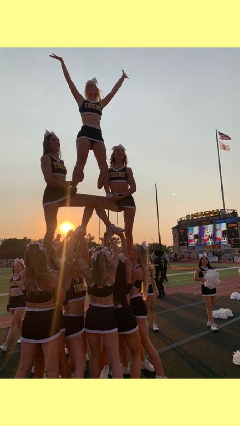 Cheer Life Aesthetic, Cheerleading Aesthetic Wallpaper, Cheer Gym Aesthetic, Cheer Aesthetic Pictures, Comp Cheer Aesthetic, Sideline Cheer Aesthetic, College Cheerleader Aesthetic, Cheer Inspo Pics, Cheer Coach Aesthetic