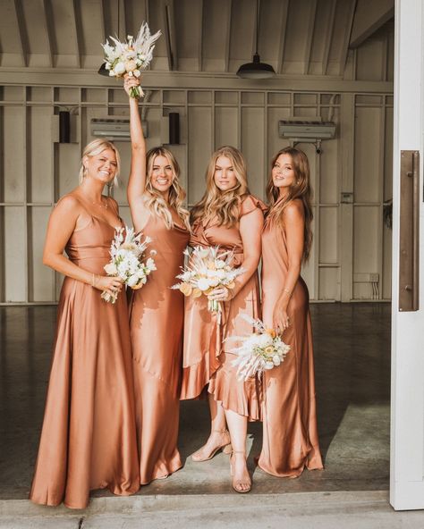 Mumu Weddings on Instagram: “Copper Luxe everythingggg 😍✨ #copperluxemumu” Copper Bridesmaids Dresses Wedding, Satin Bridesmaid Dresses Rust, Copper Bridesmaid Dresses, Fall Bridesmaid, Peach Bridesmaid Dresses, Brown Bridesmaid Dresses, Rust Bridesmaid Dress, Mumu Wedding, Copper Dress