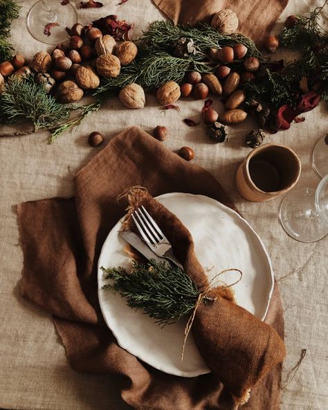 These are the Thanksgiving Table Decor Trends for 2023 - Yanko Design Natural Christmas Tablescapes, Thanksgiving Table Settings Vintage, Natural Christmas Table Settings, Holiday Tablescapes Christmas, November Decorations, Autumn Tablescapes, Fall Table Decorations, Thanksgiving Dinner Table Setting, Christmas Decor Table