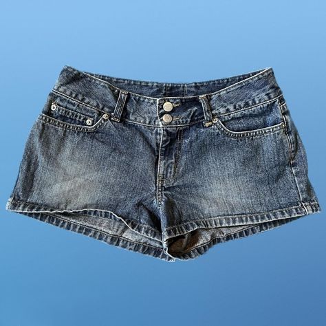 Vintage Y2k low rise denim short shorts. Has no back... - Depop Vintage Shorts Women, Y2k Low Rise Shorts, Low Rise Denim Shorts Outfits, Low Rise Jorts, Low Waisted Shorts Outfit, Jean Shorts Aesthetic, Denim Shorts Aesthetic, 2000 Shorts, Outfits Black Women Winter