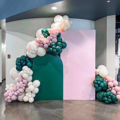 Unique Backdrops, Huge Balloons, Creative Backdrops, Simple Birthday Decorations, Balloon Arches, Easy Backdrops, Balloon Ideas, Shop Projects, Birthday Balloon Decorations