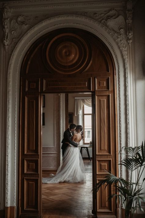 Classic Bridal Shower, Romantic Pics, Pose Pengantin, Wedding Fotos, Wedding Shot List, Martin House, Wedding Portrait Poses, Tropical Bridal, Wedding Picture Poses