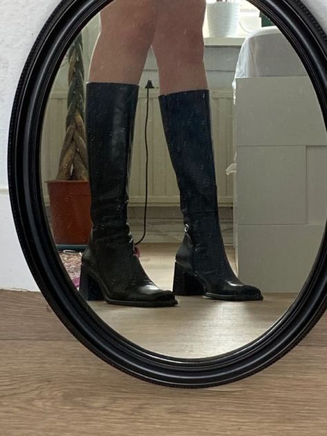 All about 90s shoes trends 90s Black Knee High Boots Outfit, Black Boot Heels Aesthetic, Knee High Black Heel Boots, Knee High Boots Outfit 90s, Black Leather Over The Knee Boots, Slip Dress Knee High Boots, Black Leather Knee Boots, Black Heeled Knee High Boots Outfit, Black Leather Boots Aesthetic