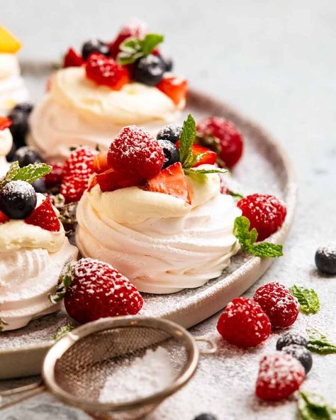 Pavlova Toppings, Pavlova Wreath, Christmas Pavlova, Mini Pavlovas, Pavlova Dessert, Mini Pavlova, Pavlova Recipe, Recipetin Eats, Recipe Tin