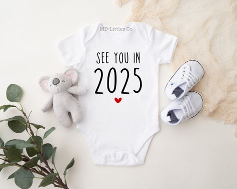 See you in 2025 Simple Pregnancy Announcement Onesie® ❣️HOW TO ORDER -Choose your size and style from the drop down menus (available sizes and styles are listed in the photos) -Add listing to your cart -Double check your address and make sure it is correct when going through checkout ✨IMPORTANT ONESIE® INFO I use Gerber onesies®, which can run small. I would suggest sizing up for your little to have more room. If the size and style you order is out of stock, I will do my best to fill your order using a different brand. If brand is important to you, please message me before ordering, and I will be happy to tell you what I will use for your order! 📦SHIPPING AND RUSH OPTIONS For US orders, I offer faster shipping options. This does not speed up production. If you would like your order rushed Pregnancy Announcement April 2025, Baby 2025 Announcement, 2025 Pregnancy Announcement, Baby Announcement 2025, 2025 Baby Announcement, Baby Onsies Ideas Announcement, Pregnancy Announcement For Kids, Baby Announcement Onsies Ideas, August Pregnancy Announcement