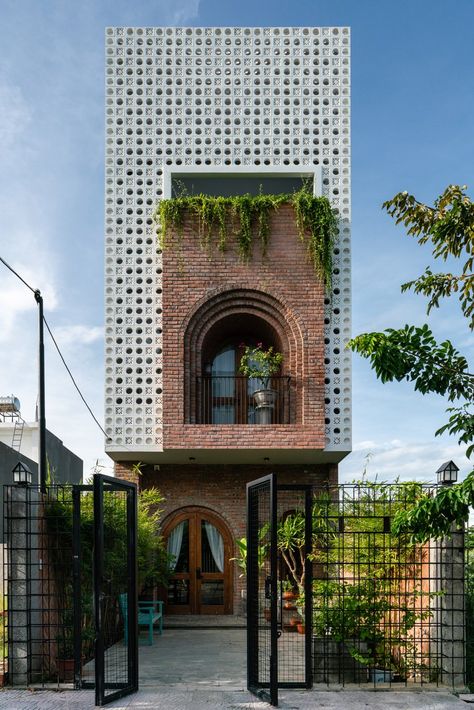 the long and narrow family residence has been designed to bring inhabitants closer to nature. Architecture Cool, Arc Design, Narrow House, Brick Architecture, Brick Facade, Design Exterior, Building Facade, Architect House, Brick Building