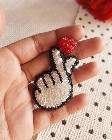 Embroidered Beaded Earrings, Beads Crafts Ideas, Handmade Brooches Ideas, Beaded Brooch Diy, Diy Patches Embroidery, Korean Heart, Diy Brooch, Bead Brooch, Finger Heart