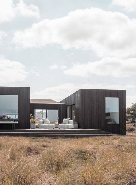 Polzeath Cornwall, Scandinavian House Design, Prefabricated Cabins, Scandinavian Cabin, Scandinavian House, Eco House Design, Modern Modular Homes, Modular Cabins, Eco Homes