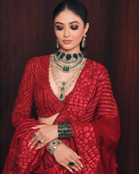 Reception Look Bride Indian Gown, Red Gown Makeup Look, Shaadi Lehenga, Sangeet Dress, Chikankari Blouse, Green Emerald Jewelry, Bridal Choli, Eid 2024, Mekhela Chador