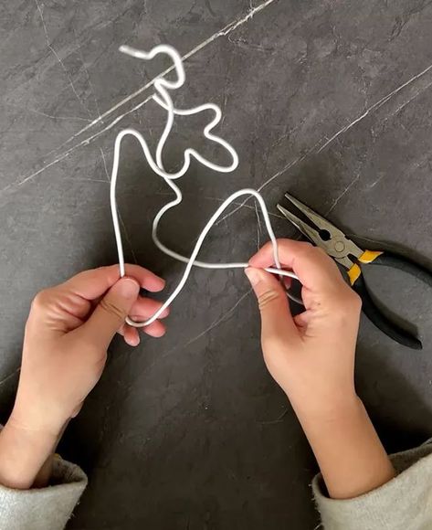 How to Make a Wire Sculpture: Modern Line Art in 3D! | Hometalk 3d Line Drawing, 3d Line Art, Modern Line Art, Sculpture Modern, Boho Space, Single Line Drawing, Continuous Line Drawing, Wood Vase, Paint Line