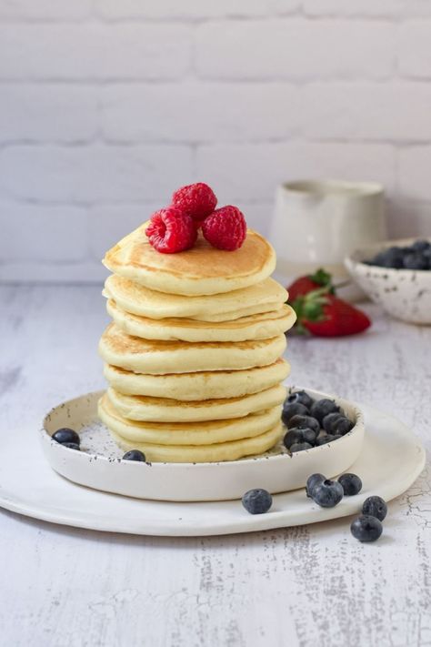 Easy Crumpet Recipe Easy Crumpet Recipe, Easy Flapjacks, Pancake Banane, Fluffiest Pancakes, Crumpet Recipe, Flapjack Recipe, Making Pancakes, Chocolate Pancakes, Perfect Brunch