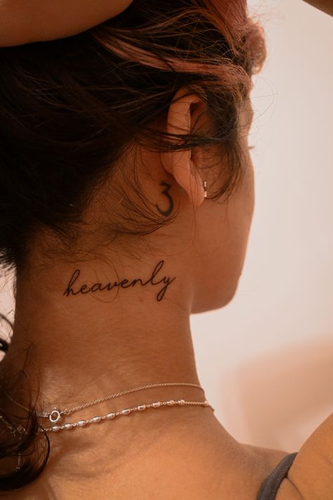 Bohemian Shoulder Tattoo, Heavenly Neck Tattoos, Dreamgirl Tattoo, Love Yourself Tattoos For Black Women, Collar Bone Tattoo Quotes Strength, Tattoodo Ideas Women, Name In Cursive Tattoo, Divine Neck Tattoo, Godspeed Tattoo On Neck