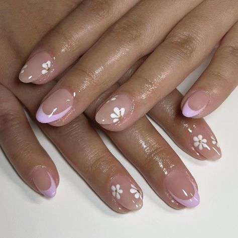 Dainty Daisies Short Rounded Acrylic Nails, Round Nail Designs, Rounded Acrylic Nails, Nagel Tips, Simple Gel Nails, Summery Nails, Girly Acrylic Nails, French Tip Acrylic Nails, Almond Nails Designs