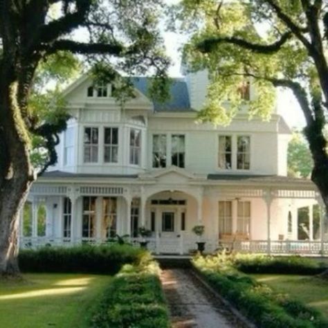 Trendy Garden Decor Ideas 2024 - Garden Fairy style decor Casas Coloniales, Casa Vintage, This Old House, Southern Homes, Wrap Around Porch, Decor Minimalist, House Goals, Style At Home, Pretty House