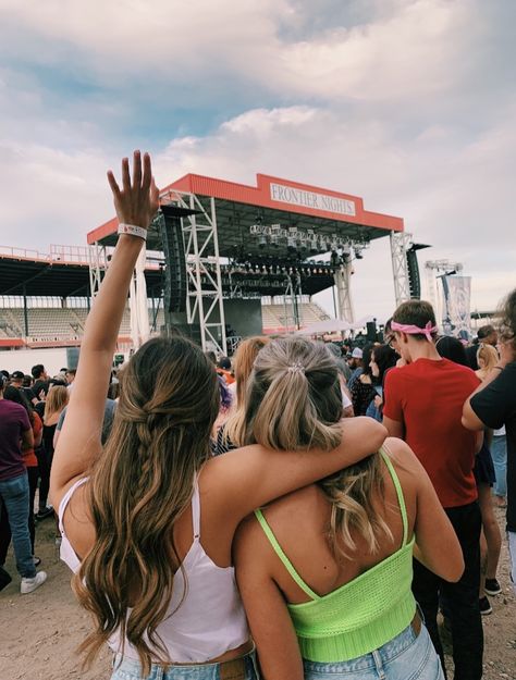 #bff #concert #concertpics Best Friends Concert Aesthetic, Two Person Concert Poses, Concert Best Friend Pictures, Festival Photos Ideas, Festival Pics Friends, Cute Concert Pictures Friends, Concert Instagram Pictures Ideas, Summer Concert Looks, Duo Concert Photos