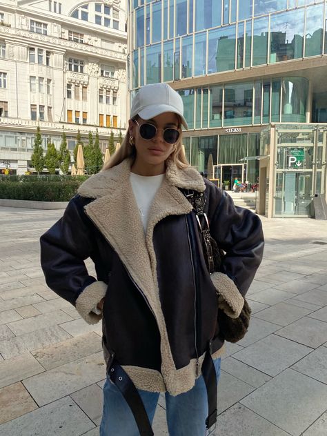 Womens Aviator Jacket Outfit, Outfit Ideas Winter Jacket, Leather And Shearling Jacket, Fur Lined Aviator Jacket Outfit, Outfits With Aviator Jacket, Winter Aviator Jacket Outfit, Aviator Shearling Jacket Women, Brown Leather Aviator Jacket Outfit, Zara Jacket 2022