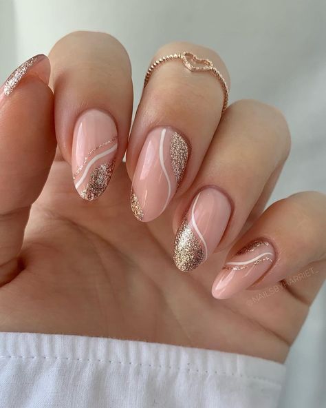 Oval Rose Gold Nails, Rose Gold Xmas Nails, Pale Pink And Gold Nails, Rose Gold And Silver Nails, Nail Art Designs Rose Gold, Rose And Gold Nails, Pink And Golden Nails, Christmas Flower Nails, Rose Gold Quince Nails