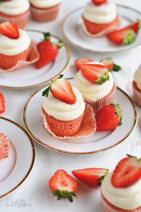 Strawberry Cupcakes With Cream Cheese, Best Strawberry Cake Recipe, Unique Baby Shower Cakes, Yellow Cake Recipe, Cupcakes Ideas, Cupcakes With Cream Cheese Frosting, Strawberry Cake Recipes, Strawberry Baby, Strawberry Cupcakes