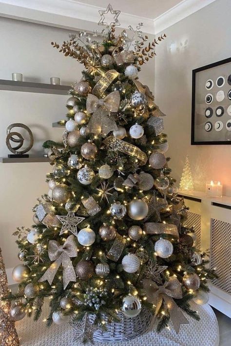 Gold And Silver Tree Decorations, Unique Christmas Trees Themes Ideas, Christmas Tree With Silver Ornaments, Xmas Trees Ideas Decoration, Little Christmas Tree Ideas, Xmas Tree Decorations Ideas, Chrismast Decoration Ideas, Cute Christmas Tree Ideas, Christmas Tree Ideas Gold