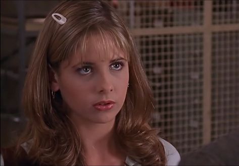 Carrie Underwood Hair, Buffy Style, Buffy Summers, Tv Screen, Blonde Hair Looks, 90s Hairstyles, Wispy Bangs, Sarah Michelle Gellar, Buffy The Vampire