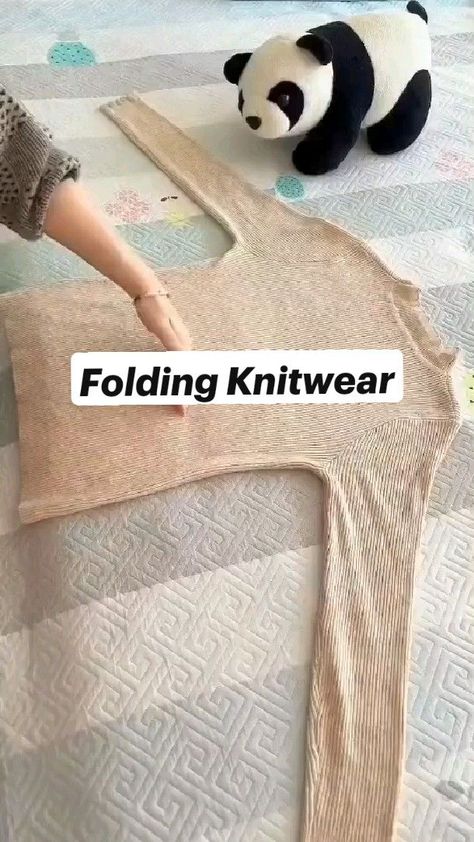 Knitwear folding made easy: Step-by-step tutorial for neat and tidy storage! How To Fold Sweaters, Fold Clothes, Bulky Sweaters, Diy Clothes Hacks, Packing Hacks Clothes, Shirt Folding, How To Fold Towels, Packing Clothes, Folding Laundry