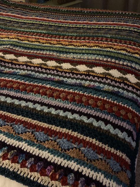 House Crochet Ideas, Granny Stripe Crochet Blanket, Crochet Inspo Room Decor, Simple Beginner Crochet Projects, Crochet Editorial, Crochet Room Ideas, Beginner Crochet Projects Easy, Autumn Crochet Blanket, Crochet House Decor