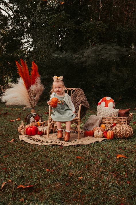 #fallminisessions #fall #fallphotography #toddlergirl #charlestonsc #bohofall Fall Mini Shoot, Pumpkin Patch Photoshoot, Boho Toddler, Toddler Photoshoot, Toddler Girl Fall, Photography Mini Sessions, Fall Mini Sessions, Halloween Photography, Creative Poses