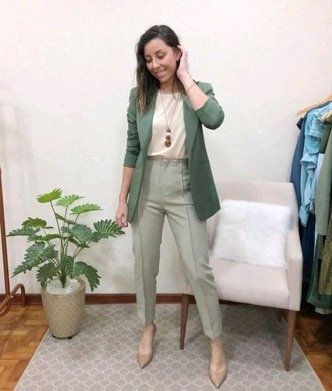 Fashionable Work Outfit, Office Casual Outfit, Professional Outfits Women, Business Outfits Women, Office Outfits Women, Business Casual Outfits For Work, Green Blazer, Elegante Casual, Classy Work Outfits