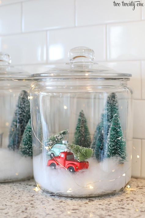 Large Jar Christmas Decorating Ideas, Christmas Diy Glass Jars, Christmas Scene In Glass Jars, Snow Scene In Glass Jar, Glass Containers Decoration Christmas, Glass Jar Decorating Ideas Christmas, Christmas Scene In A Jar, Christmas Glass Jars Decorations, Christmas Diy Crafts Decoration